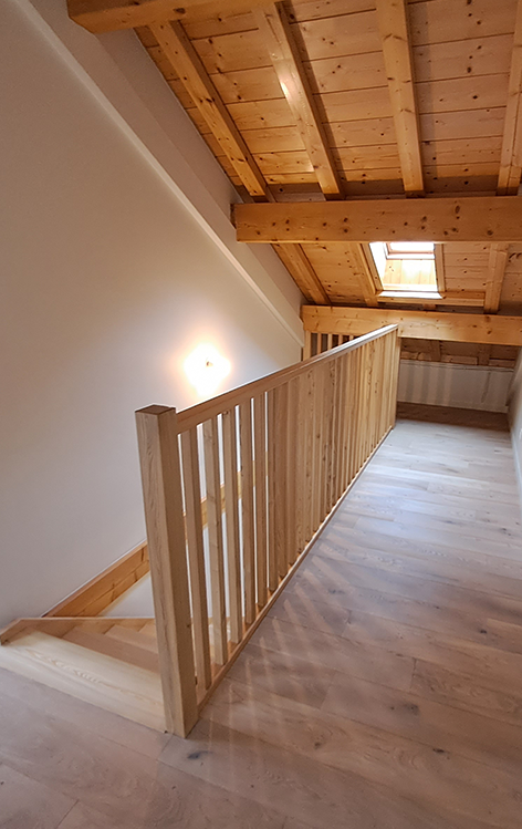 Photo d'un ranbarde d'escalier en bois